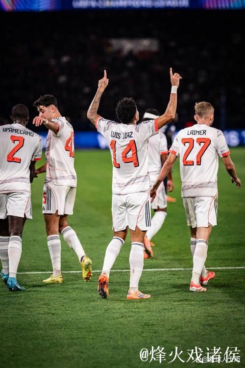 迪亚斯双响+剪刀脚染红，十人拜仁2-1力克巴黎，领跑全胜