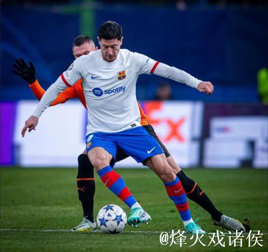 欧冠-莱万破僵局奥斯梅恩扳平 巴萨1-1那不勒斯